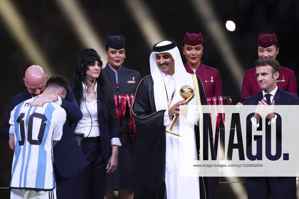 MESSI Lionel Weltmeister Team Argentinien bei der Siegerehrung mit FIFA Praesident INFANTINO Gianni und dem Emir TAMIN BIN HAMAD AL THANI FIFA World Cup, WM, Weltmeisterschaft, Fussball 2022 in Katar rechts Praesident MACRON Emmanuel Finale Argentinien - Frankreich am 18.12 .2022 im Lusail Stadion DFL REGULATIONS PROHIBIT ANY USE OF PHOTOGRAPHS as IMAGE SEQUENCES and or QUASI-VIDEO