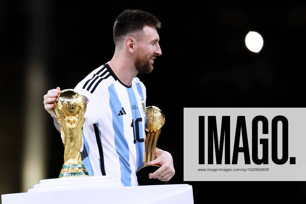 MESSI Lionel Weltmeister Team Argentinien bei der Siegerehrung dem Weltpokal FIFA World Cup, WM, Weltmeisterschaft, Fussball 2022 in Katar Finale Argentinien - Frankreich am 18.12 .2022 im Lusail Stadion DFL REGULATIONS PROHIBIT ANY USE OF PHOTOGRAPHS as IMAGE SEQUENCES and or QUASI-VIDEO
