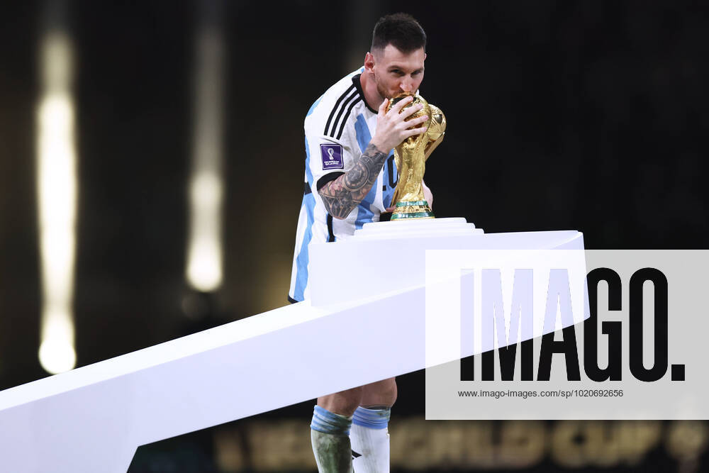 MESSI Lionel Weltmeister Team Argentinien bei der Siegerehrung dem Weltpokal FIFA World Cup, WM, Weltmeisterschaft, Fussball 2022 in Katar Finale Argentinien - Frankreich am 18.12 .2022 im Lusail Stadion DFL REGULATIONS PROHIBIT ANY USE OF PHOTOGRAPHS as IMAGE SEQUENCES and or QUASI-VIDEO