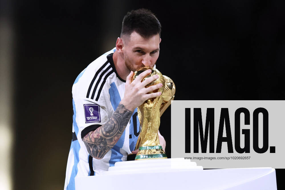 MESSI Lionel Weltmeister Team Argentinien bei der Siegerehrung dem Weltpokal FIFA World Cup, WM, Weltmeisterschaft, Fussball 2022 in Katar Finale Argentinien - Frankreich am 18.12 .2022 im Lusail Stadion DFL REGULATIONS PROHIBIT ANY USE OF PHOTOGRAPHS as IMAGE SEQUENCES and or QUASI-VIDEO