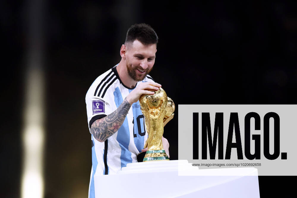 MESSI Lionel Weltmeister Team Argentinien bei der Siegerehrung dem Weltpokal FIFA World Cup, WM, Weltmeisterschaft, Fussball 2022 in Katar Finale Argentinien - Frankreich am 18.12 .2022 im Lusail Stadion DFL REGULATIONS PROHIBIT ANY USE OF PHOTOGRAPHS as IMAGE SEQUENCES and or QUASI-VIDEO