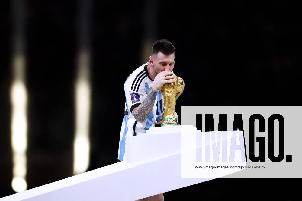 MESSI Lionel Weltmeister Team Argentinien bei der Siegerehrung dem Weltpokal FIFA World Cup, WM, Weltmeisterschaft, Fussball 2022 in Katar Finale Argentinien - Frankreich am 18.12 .2022 im Lusail Stadion DFL REGULATIONS PROHIBIT ANY USE OF PHOTOGRAPHS as IMAGE SEQUENCES and or QUASI-VIDEO