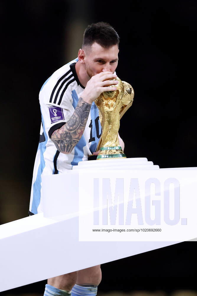 MESSI Lionel Weltmeister Team Argentinien bei der Siegerehrung dem Weltpokal FIFA World Cup, WM, Weltmeisterschaft, Fussball 2022 in Katar Finale Argentinien - Frankreich am 18.12 .2022 im Lusail Stadion DFL REGULATIONS PROHIBIT ANY USE OF PHOTOGRAPHS as IMAGE SEQUENCES and or QUASI-VIDEO