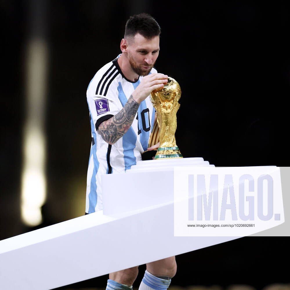MESSI Lionel Weltmeister Team Argentinien bei der Siegerehrung dem Weltpokal FIFA World Cup, WM, Weltmeisterschaft, Fussball 2022 in Katar Finale Argentinien - Frankreich am 18.12 .2022 im Lusail Stadion DFL REGULATIONS PROHIBIT ANY USE OF PHOTOGRAPHS as IMAGE SEQUENCES and or QUASI-VIDEO
