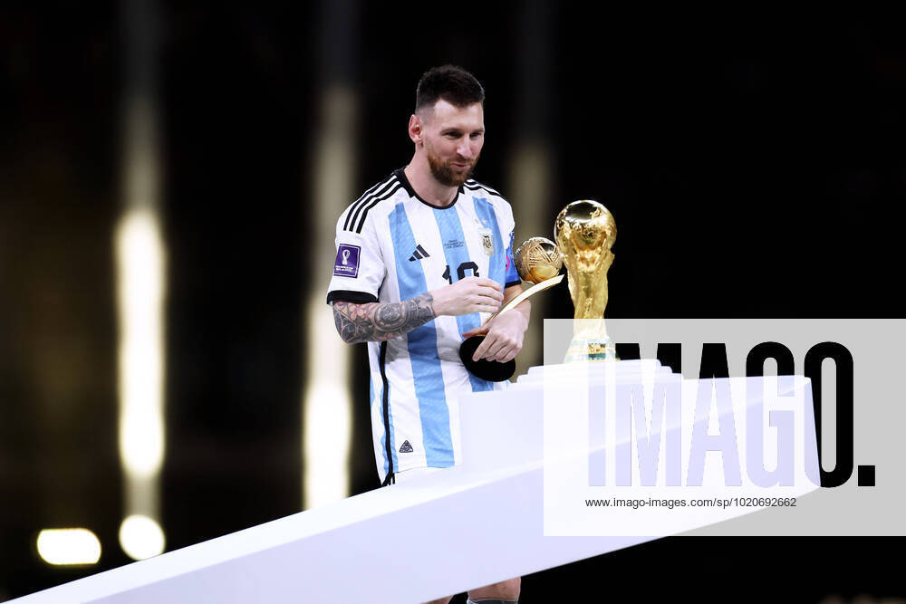 MESSI Lionel Weltmeister Team Argentinien bei der Siegerehrung dem Weltpokal FIFA World Cup, WM, Weltmeisterschaft, Fussball 2022 in Katar Finale Argentinien - Frankreich am 18.12 .2022 im Lusail Stadion DFL REGULATIONS PROHIBIT ANY USE OF PHOTOGRAPHS as IMAGE SEQUENCES and or QUASI-VIDEO