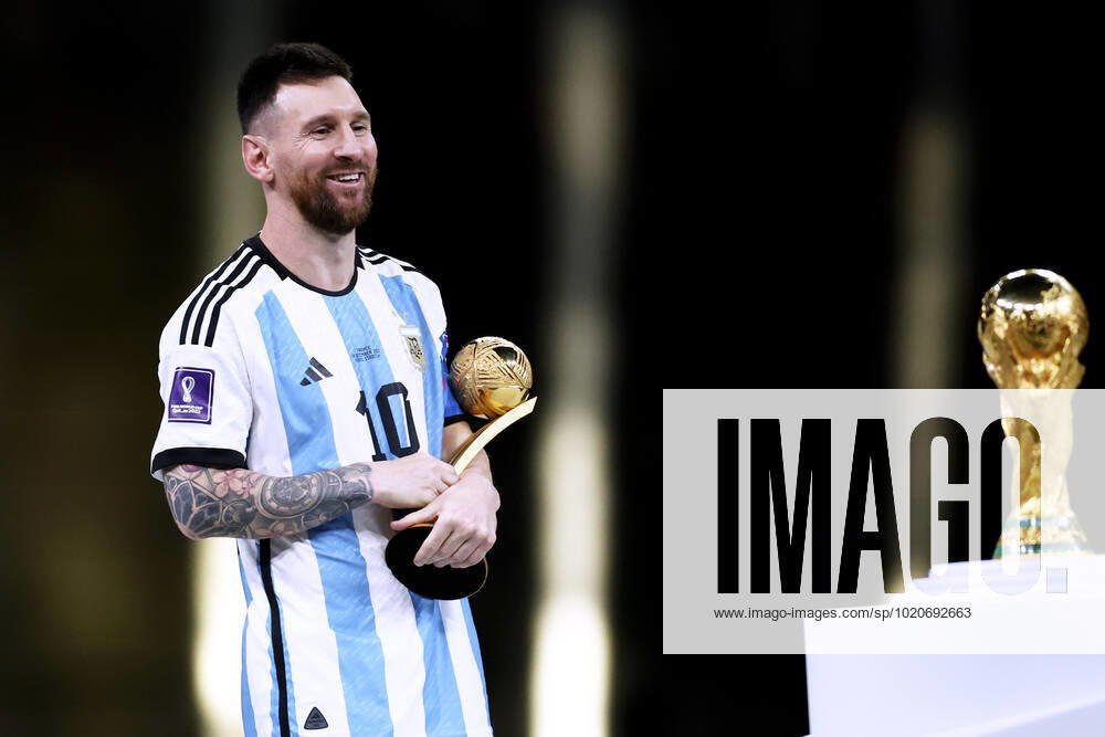 MESSI Lionel Weltmeister Team Argentinien bei der Siegerehrung dem Weltpokal FIFA World Cup, WM, Weltmeisterschaft, Fussball 2022 in Katar Finale Argentinien - Frankreich am 18.12 .2022 im Lusail Stadion DFL REGULATIONS PROHIBIT ANY USE OF PHOTOGRAPHS as IMAGE SEQUENCES and or QUASI-VIDEO