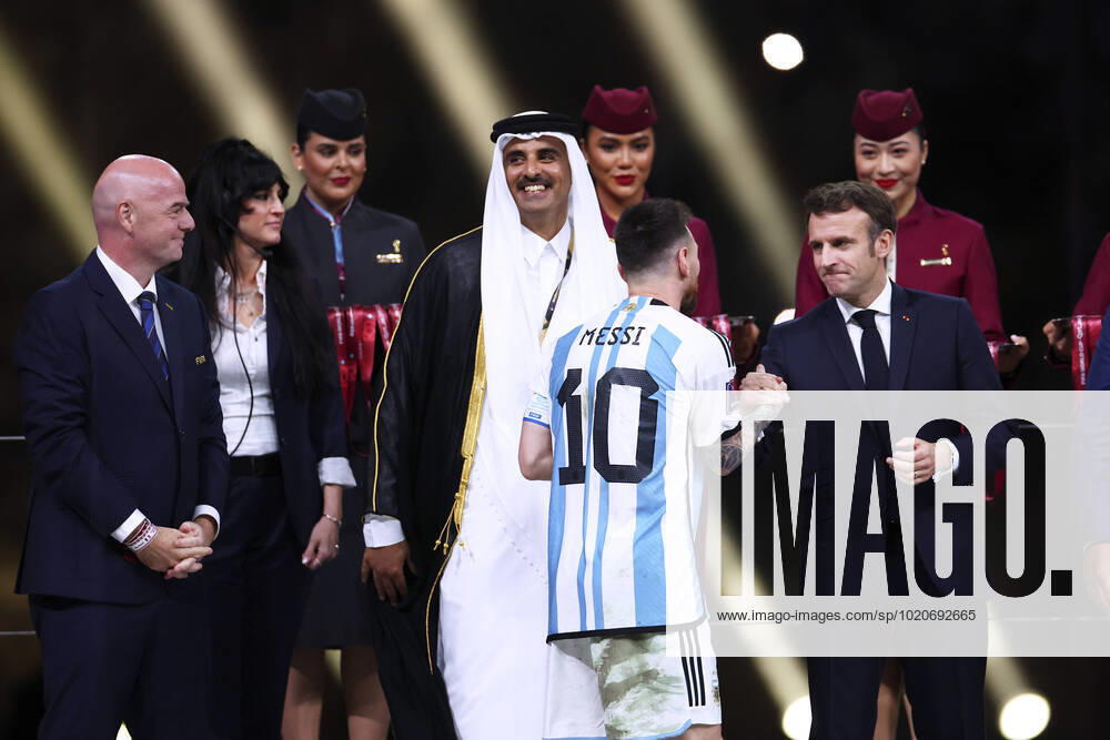 MESSI Lionel Weltmeister Team Argentinien bei der Siegerehrung mit FIFA Praesident INFANTINO Gianni und dem Emir TAMIN BIN HAMAD AL THANI FIFA World Cup, WM, Weltmeisterschaft, Fussball 2022 in Katar rechts Praesident MACRON Emmanuel Finale Argentinien - Frankreich am 18.12 .2022 im Lusail Stadion DFL REGULATIONS PROHIBIT ANY USE OF PHOTOGRAPHS as IMAGE SEQUENCES and or QUASI-VIDEO