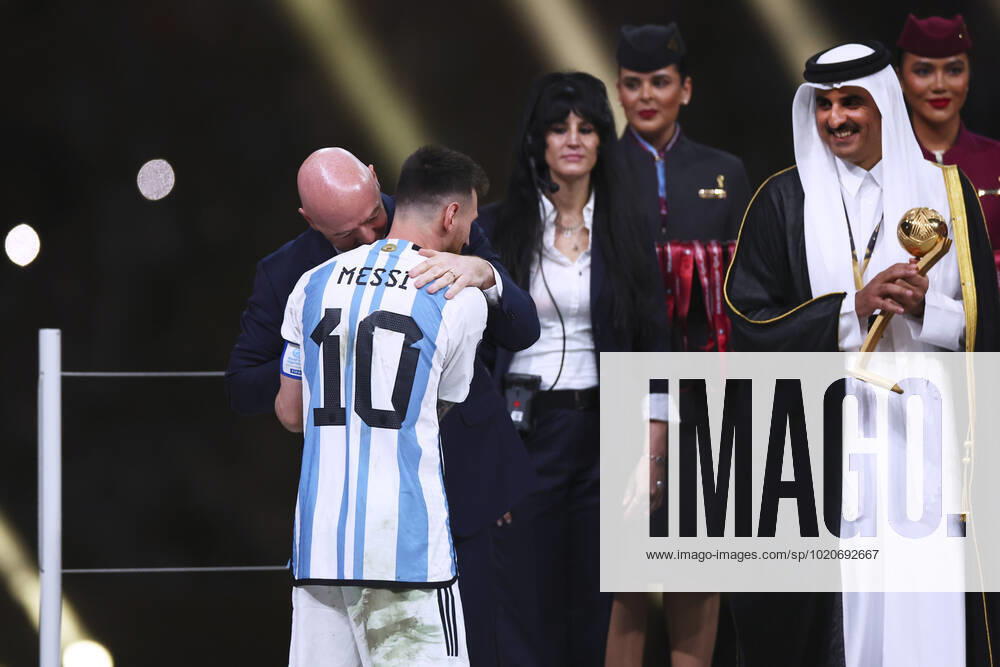 MESSI Lionel Weltmeister Team Argentinien bei der Siegerehrung mit FIFA Praesident INFANTINO Gianni und dem Emir TAMIN BIN HAMAD AL THANI FIFA World Cup, WM, Weltmeisterschaft, Fussball 2022 in Katar Finale Argentinien - Frankreich am 18.12 .2022 im Lusail Stadion DFL REGULATIONS PROHIBIT ANY USE OF PHOTOGRAPHS as IMAGE SEQUENCES and or QUASI-VIDEO