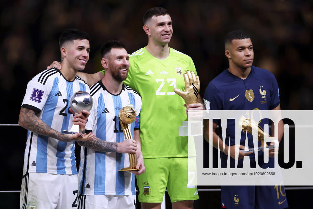 MESSI Lionel Weltmeister Team Argentinien bei der Siegerehrung mit MBAPPE, Torwart MERTINEZ und FERNANDEZ Enzo FIFA World Cup, WM, Weltmeisterschaft, Fussball 2022 in Katar Finale Argentinien - Frankreich am 18.12 .2022 im Lusail Stadion DFL REGULATIONS PROHIBIT ANY USE OF PHOTOGRAPHS as IMAGE SEQUENCES and or QUASI-VIDEO