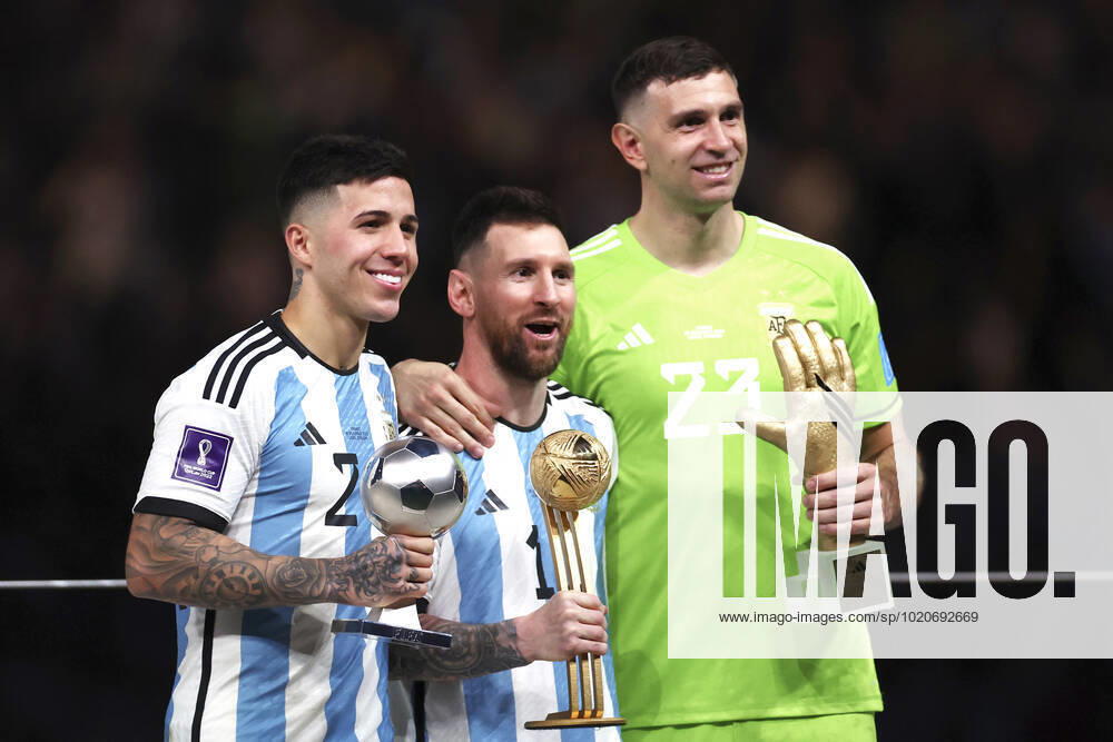 MESSI Lionel Weltmeister Team Argentinien bei der Siegerehrung mit Torwart MERTINEZ und FERNANDEZ Enzo FIFA World Cup, WM, Weltmeisterschaft, Fussball 2022 in Katar Finale Argentinien - Frankreich am 18.12 .2022 im Lusail Stadion DFL REGULATIONS PROHIBIT ANY USE OF PHOTOGRAPHS as IMAGE SEQUENCES and or QUASI-VIDEO