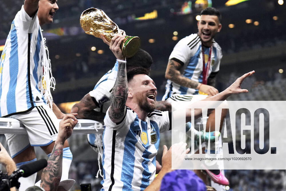 MESSI Lionel Weltmeister Team Argentinien bei der Siegerehrung dem Weltpokal FIFA World Cup, WM, Weltmeisterschaft, Fussball 2022 in Katar Finale Argentinien - Frankreich am 18.12 .2022 im Lusail Stadion DFL REGULATIONS PROHIBIT ANY USE OF PHOTOGRAPHS as IMAGE SEQUENCES and or QUASI-VIDEO