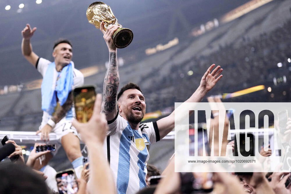 MESSI Lionel Weltmeister Team Argentinien bei der Siegerehrung dem Weltpokal FIFA World Cup, WM, Weltmeisterschaft, Fussball 2022 in Katar Finale Argentinien - Frankreich am 18.12 .2022 im Lusail Stadion DFL REGULATIONS PROHIBIT ANY USE OF PHOTOGRAPHS as IMAGE SEQUENCES and or QUASI-VIDEO