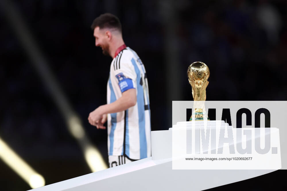 MESSI Lionel Weltmeister Team Argentinien bei der Siegerehrung dem Weltpokal FIFA World Cup, WM, Weltmeisterschaft, Fussball 2022 in Katar Finale Argentinien - Frankreich am 18.12 .2022 im Lusail Stadion DFL REGULATIONS PROHIBIT ANY USE OF PHOTOGRAPHS as IMAGE SEQUENCES and or QUASI-VIDEO