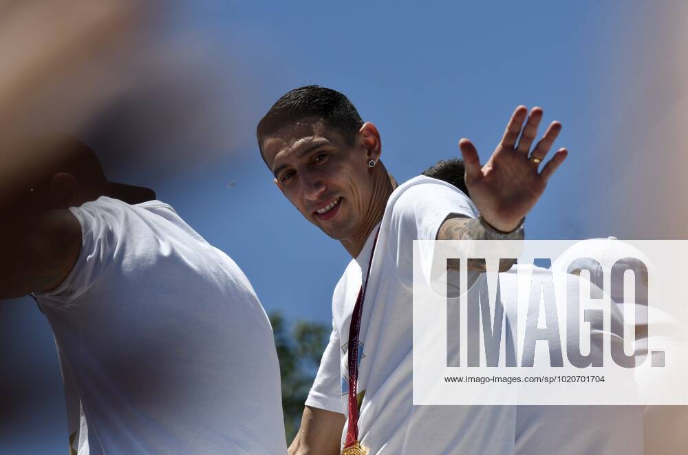 (221221) -- BUENOS AIRES, Dec. 21, 2022 -- Angel Di Maria of Argentina waves to the fans during parade after the team winning the Final of the 2022 FIFA World Cup, WM, Weltmeisterschaft, Fussball in Buenos Aires, capital of Argentina, Dec. 20, 2022. ( Handout via Xinhua) (SP)ARGENTINA-BUENOS AIRES-FOOTBALL-2022 WORLD CUP-CELEBRATION TELAM