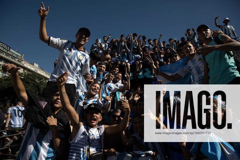 (221221) -- BUENOS AIRES, Dec. 21, 2022 -- Fans welcome Team Argentina after the team winning the Final of the 2022 FIFA World Cup, WM, Weltmeisterschaft, Fussball in Buenos Aires, capital of Argentina, Dec. 20, 2022. (Photo by Xinhua) (SP)ARGENTINA-BUENOS AIRES-FOOTBALL-2022 WORLD CUP-CELEBRATION MartinxSabala