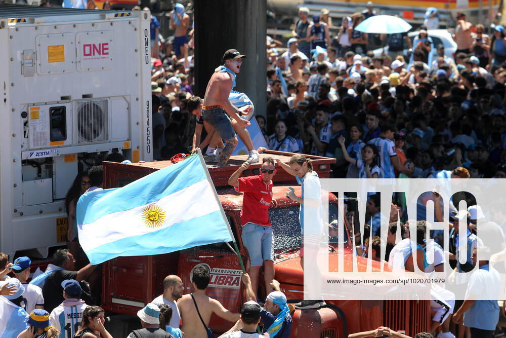 World Cup 2022: Argentina s victory parade in Buenos Aires. The victorious Argentine football team arrive back in Buenos Aires to a welcome from hundreds of thousands of fans. - ZUMAs180 0197020044st