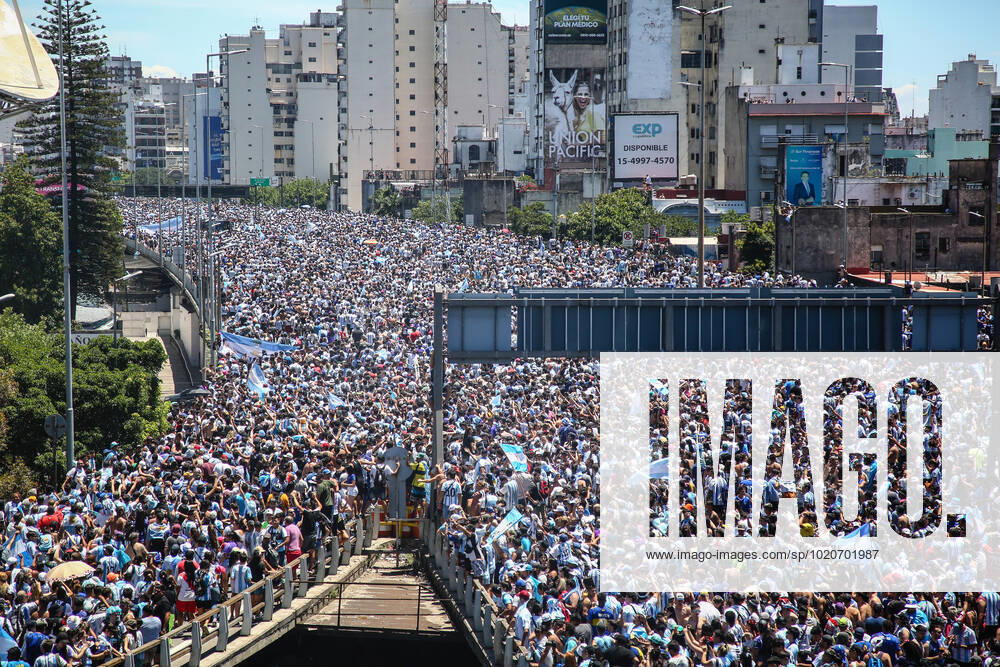 Argentinian fans crowded the highway 25 de Mayo during the celebrations. More than 4 million people invaded the city of Buenos Aires to celebrate the world cup obtained by the Argentine Soccer Team in the FIFA World Cup, WM, Weltmeisterschaft, Fussball Qatar 2022. Buenos Aires Argentina - ZUMAs197 0197027089st