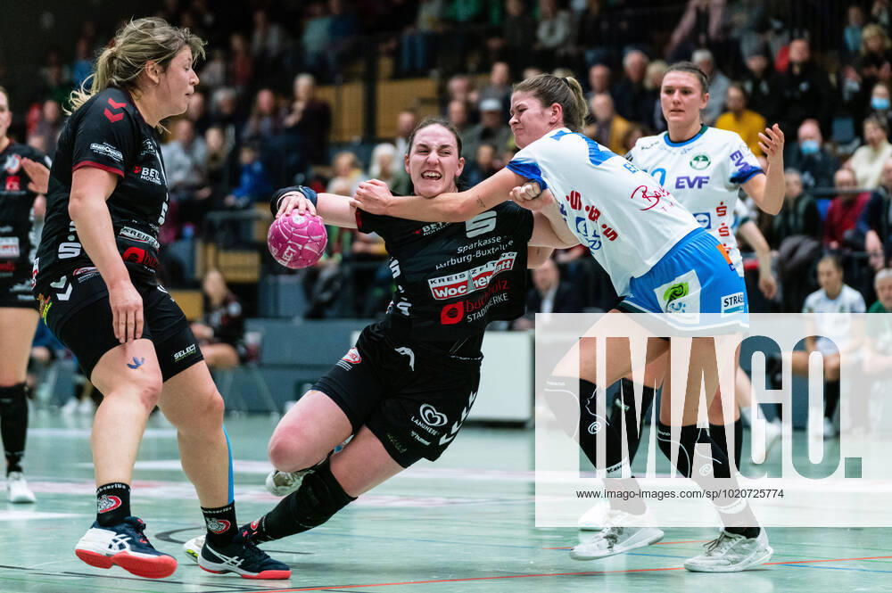 KW51 Sina Ehmann (Frisch Auf Goeppingen 22) foult Svea Geist (Buchholz 08-Rosengarten 21) Buchholz 08-Rosengarten vs. Frisch Auf Goeppingen, Handball, Frauen, 2. Bundesliga, Spieltag 6, Saison 2022 2023, 21.12.2022 -Pressefoto Marcel von Fehrn Buchholz 08-Rosengarten vs. Frisch Auf Goeppingen, Handball, Frauen, 2. Bundesliga, Spieltag 6, Saison 2022 2023, 21.12.2022 Buchholz