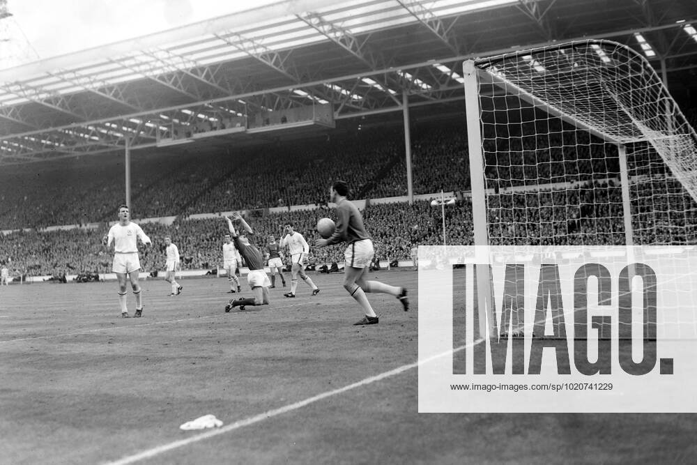 Manchester United, ManU V LEICESTER CITY FOOTBALL MATCH AT WEMBLEY STADIUM ; 25 MAY 1963 United Kingdom of Great Britain and Northern Ireland