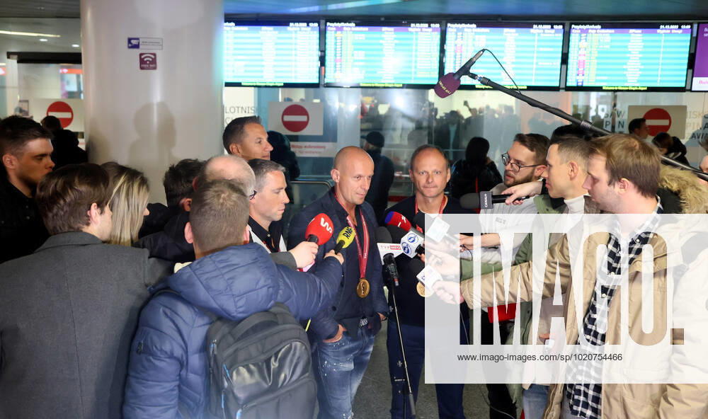 FIFA WM 2022, Final-Schiedsrichtergespann aus Polen zurück in der Heimat Polish football referees return from Qatar A team of Polish football referees are welcomed at the Chopin Airport as they return home from the 2022 FIFA World Cup, WM, Weltmeisterschaft, Fussball held in Qatar on December 21, 2022 in Warsaw, Poland. Polish referees officiated the World Cup s final game between Argentina and France. They gained the highest praises for their performance and are getting huge attention in their home country. Pictured: Tomasz Listkiewicz, Tomasz Kwiatkowski, Szymon Marciniak, Pawel Sokolnicki. EN_01549085_0024