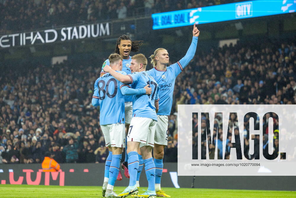 Football - Football League Cup - 4th Round - Manchester City FC v Liverpool FC MANCHESTER, ENGLAND - Thursday, December 22, 2022: Manchester City s Erling Haaland (R) celebrates with team-mates after scoring the opening goal during the Football League Cup 4th Round match between Manchester City FC and Liverpool FC at the City of Manchester Stadium. Manchester City won 3-2. MANCHESTER City of Manchester Stadium GREATER MANCHESTER ENGLAND