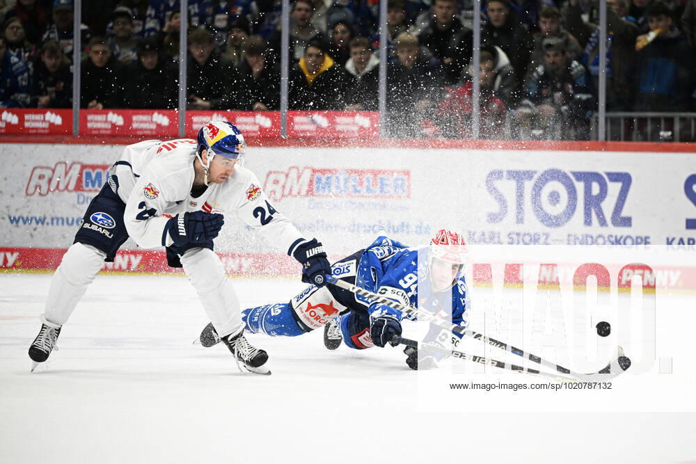 KW51 (v.l.n.r.) Jonathon Blum (Red Bull Muenchen) Phil Hungerecker (Schwenninger Wild Wings 94) Schwenninger Wild Wings gegen Red Bull Muenchen, Eishockey, DEL, 34. Spieltag, Saison 2022 2023, 23.12.2022 Schwenninger Wild Wings gegen Red Bull Muenchen, Eishockey, DEL, Penny DEL, 32. Spieltag, Saison 2022 2023, 23.12.2022 Schwenningen