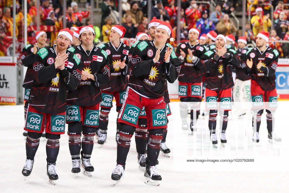 KW51 Penny DEL, Duesseldorfer EG - Grizzlys Wolfsburg, PSD Bank Dome, 23.12.2022, Duesseldorf Die Spieler der DEG wuenschen ihren Fans frohe Weihnachten. Penny DEL, Duesseldorfer EG - Grizzlys Wolfsburg, PSD Bank Dome, am 23.12.2022, Duesseldorf.