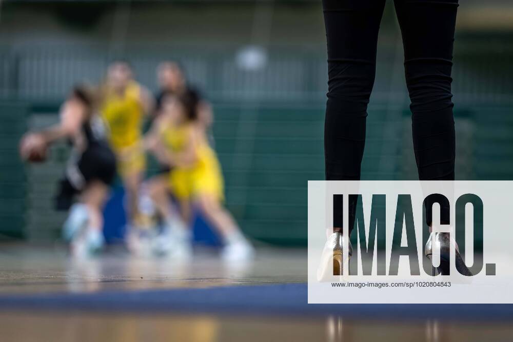 KW51 Basketball Berlin 23.12.2022 Saison 2022 2023 1. Bundesliga DBBL Alba Berlin - TK Hannover Luchse Die Schuhe von Sidney Parsons (Hannover, Trainer) Trainerin