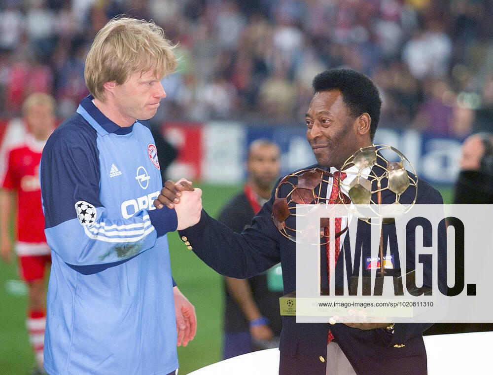 Archivbild; Pele (re, Brasilien) mit Oliver Kahn (FC Bayern Muenchen) FUSSBALL CHAMPIONSLEAGUE FINALE SAISON 2000 2001 23.05.2001 FC Bayern Muenchen - FC Valencia 6:5 n. E. Torwart Oliver Kahn (li, FC Bayern Muenchen) wird von Pele (Mitte, Brasilien) mit dem MasterCard Man of the Match Avard geehrt und UEFA Praesident Lennart Johansson (re, Schweden)