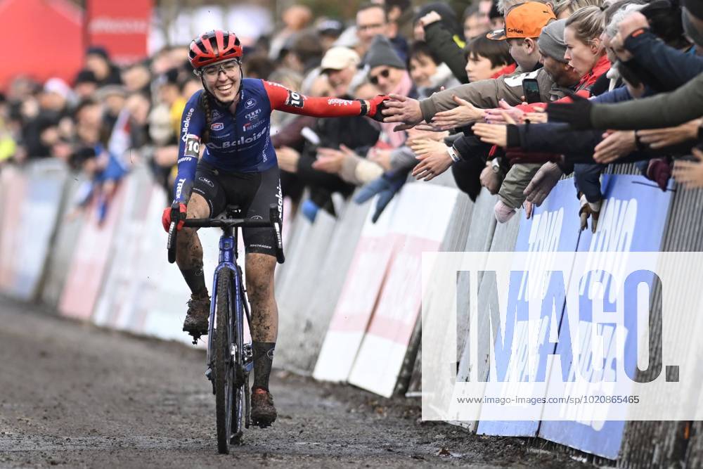 KW52 GAVERE, BELGIUM - DECEMBER 26 : Van Anrooij Shirin (NED) of Trek - Segafredo in action during the 11th leg of the women elite UCI cyclo-cross World Cup 2022 - 2023 race, the gavere cyclocross on December 26, 2022 in Gavere, Belgium, 26 12 2022 ( UCI Cyclo-Cross World Cup race Gavere 2022 PhotoNews Panoramic