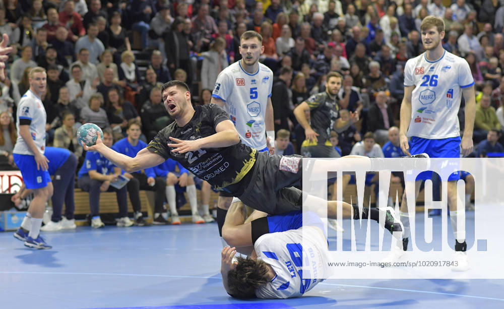 Dresdens Philip Jungemannfäält über Dessaus Tillman Leu, Handball, 2. Bundesliga, HC Elbflorenz Dresden - Dessau-Rosslauer HV, c Dresden Sachsen