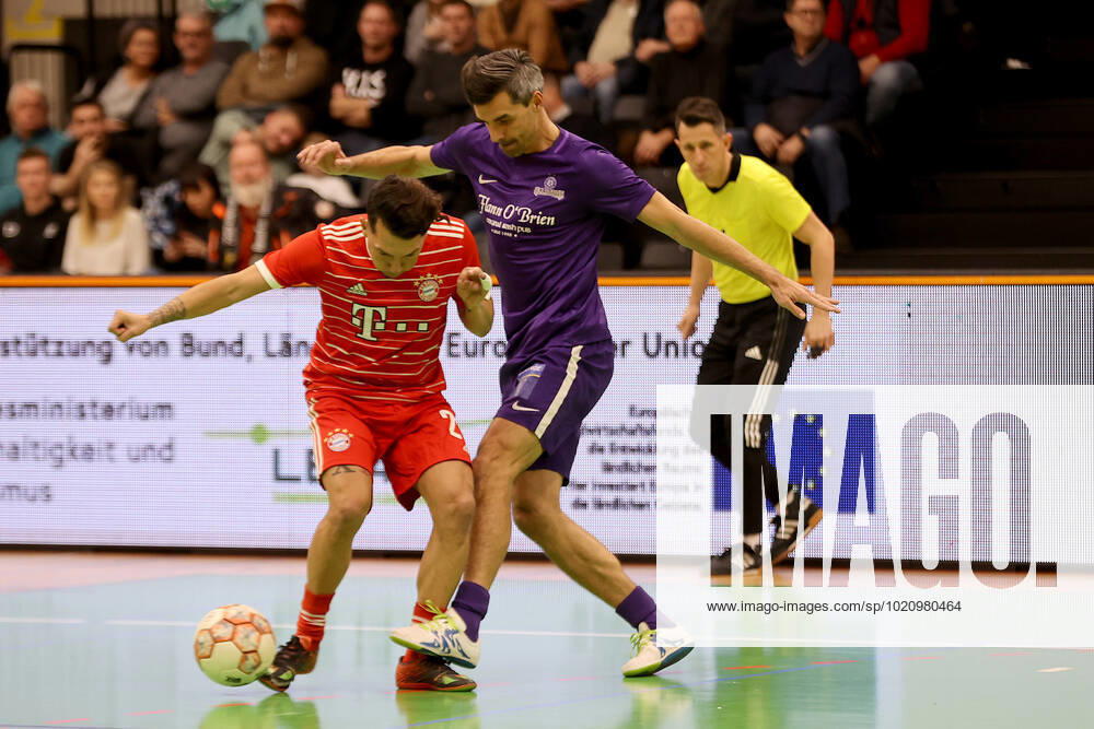 SOCCER - Lions Benefiz Turnier GRAZ,AUSTRIA,27.DEC.22 - SOCCER - Lions Benefiz Legenden Hallenfussball Turnier. Image shows Mirza Dzafic (Bayern Muenchen) and Paul Scharner Paul Scharner (A.Wien). GEPAxpictures Oberlaender