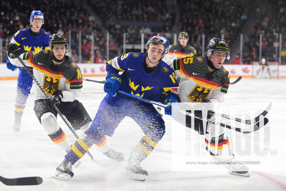 Isak RosÃ n of Sweden against Julian Lutz and Robin van Calster of Germany during the 2023 IIHF World Junior Championship game between Germany and Sweden on December 27, 2022 in Halifax. Photo: Simon Hastegard BILDBYRAN kod SH SH0386 ishockey Ice hockey, Eishockey jvm junior-vm u20 2023 iihf world junior championship world juniors tyskland germany sverige sweden bbeng