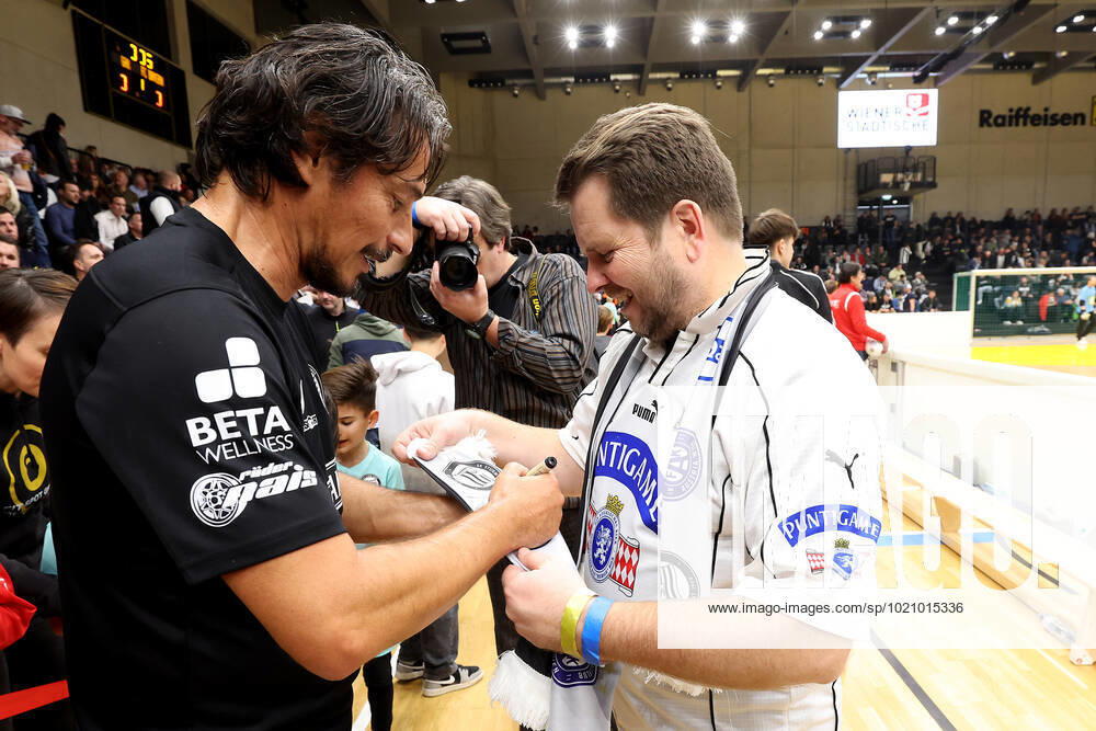 SOCCER - Lions Benefiz Turnier GRAZ,AUSTRIA,27.DEC.22 - SOCCER - Lions Benefiz Legenden Hallenfussball Turnier. Image shows Ivo Vastic (Sturm) and Oliver Wieser. GEPAxpictures Oberlaender