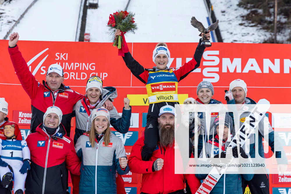 KW52 Ski jumping, Skispringen, Ski, nordisch - FIS WC Villach VILLACH,AUSTRIA,29.DEC.22 - NORDIC SKIING, SKI JUMPING - FIS World Cup, Silvester Tournament, ladies, normal hill. Image shows the rejoicing of Eva Pinkelnig (AUT) with team Austria. Keywords: trophy. GEPAxpictures Klansek