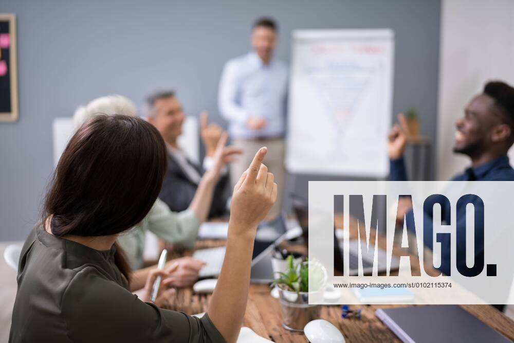 IMAGO Creative: Gesellschaft, Integration Manager Giving A Presentation To Staff
