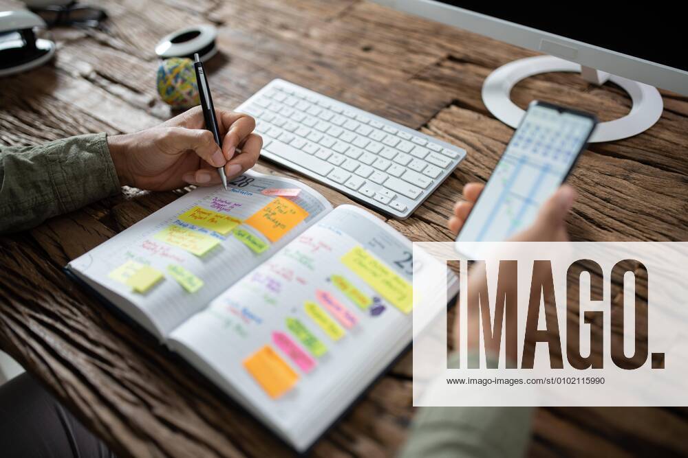 IMAGO Creative: Kreative Renaissance -- der junge Entrepreneur Person Hands With Mobile Phone And Diary