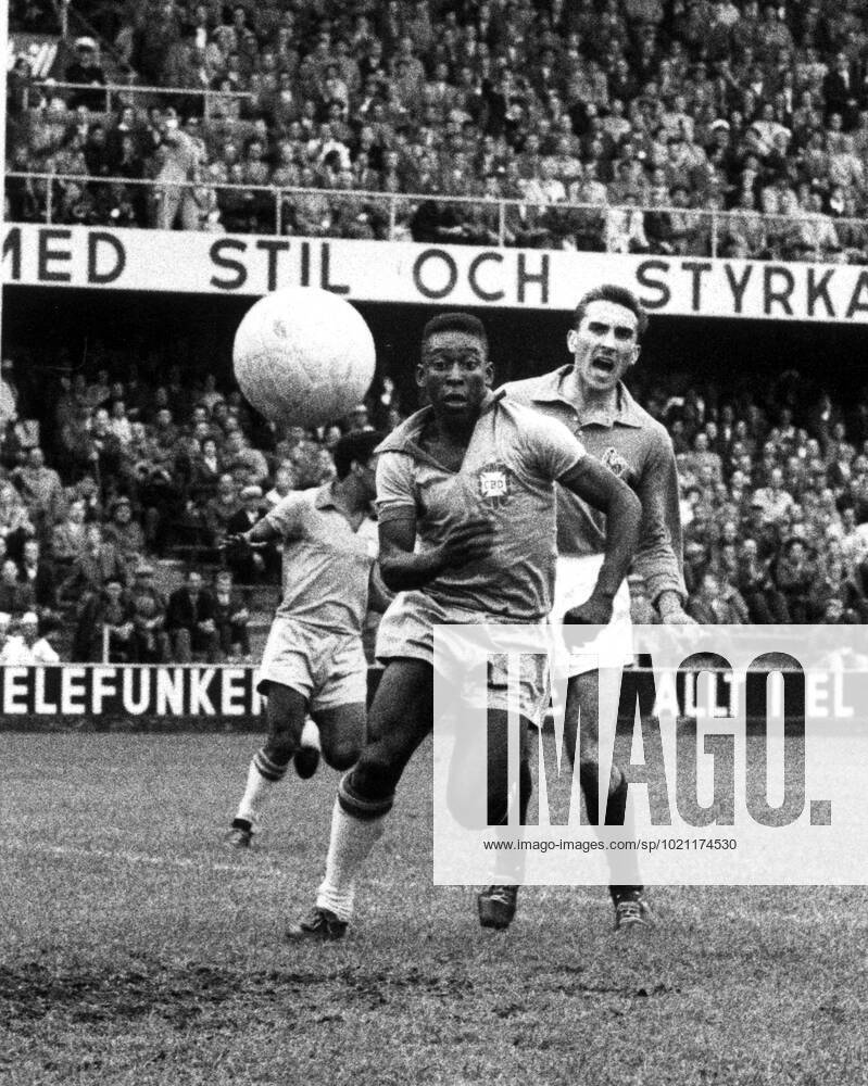 1958 FIFA World Cup, WM, Weltmeisterschaft, Fussball Semifinal between Brazil and France. Pelà (left) in front of the French goal in Stockholm, Sweden, June 24, 1958. STOCKHOLM SWEDEN