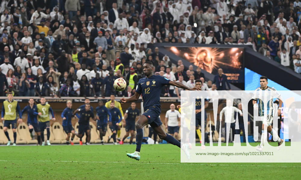 Fussball, Herren, Saison 2022 23, WM in Katar, Finale, Argentinien - Frankreich (2:2, 3:3 n. V, 4:2 i. E.) im Lusail Iconic Stadium in Lusail, Randal Kolo Muani (Frankreich) scheitert in der Verlängerung kurz vor dem Elfmeterschießen an Torwart Emiliano Martinez (nicht im Bild, Argentinien), 18.12. 2022,