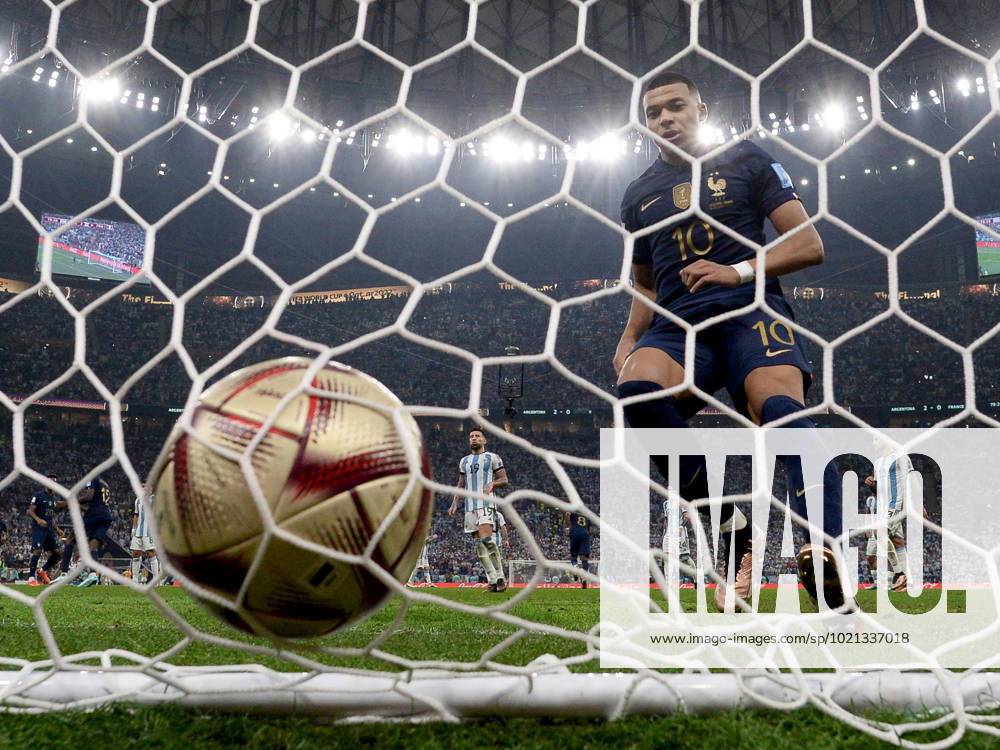 Fussball, Herren, Saison 2022 23, WM in Katar, Finale, Argentinien - Frankreich (2:2, 3:3 n. V, 4:2 i. E.) im Lusail Iconic Stadium in Lusail, v. l. Kylian Mbappe (Frankreich) holt nach seinem Tor per Elfmeter zum 2:1 den Ball aus dem Netz, 18.12. 2022,