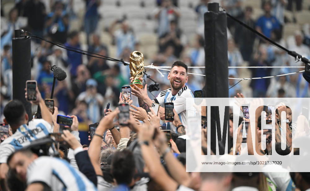 Fussball, Herren, Saison 2022 23, WM in Katar, Finale, Argentinien - Frankreich (2:2, 3:3 n. V, 4:2 i. E.) im Lusail Iconic Stadium in Lusail, Lionel Messi (Argentinien) mit Pokal, er wird lange nach Spielende im Berreich hinter dem Tor auf Schultern getragen, er wird von Fans mit dem Handy fotografiert und gefilmt, Jubel nach dem Abpfiff, 18.12. 2022,