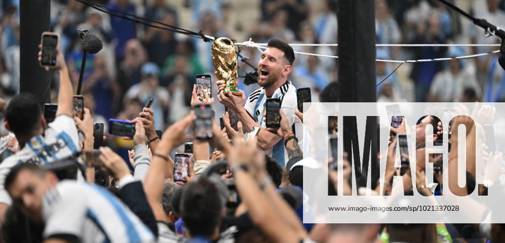 Fussball, Herren, Saison 2022 23, WM in Katar, Finale, Argentinien - Frankreich (2:2, 3:3 n. V, 4:2 i. E.) im Lusail Iconic Stadium in Lusail, Lionel Messi (Argentinien) mit Pokal, er wird lange nach Spielende im Berreich hinter dem Tor auf Schultern getragen, er wird von Fans mit dem Handy fotografiert und gefilmt, Jubel nach dem Abpfiff, 18.12. 2022,