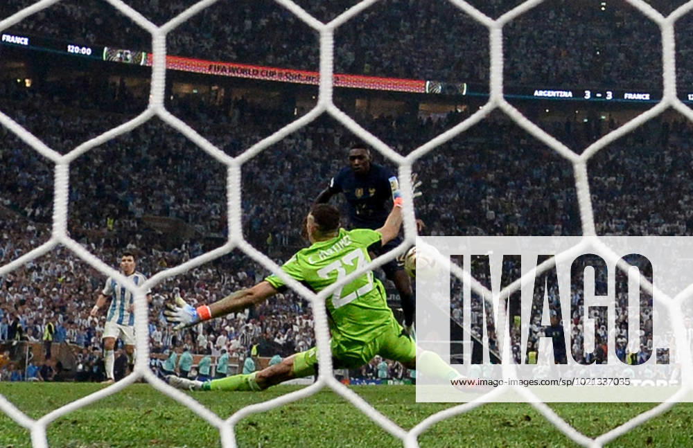 Fussball, Herren, Saison 2022 23, WM in Katar, Finale, Argentinien - Frankreich (2:2, 3:3 n. V, 4:2 i. E.) im Lusail Iconic Stadium in Lusail, Randal Kolo Muani (r., Frankreich) scheitert in der Verlängerung kurz vor dem Elfmeterschießen an Torwart Emiliano Martinez ( Argentinien), 18.12. 2022,