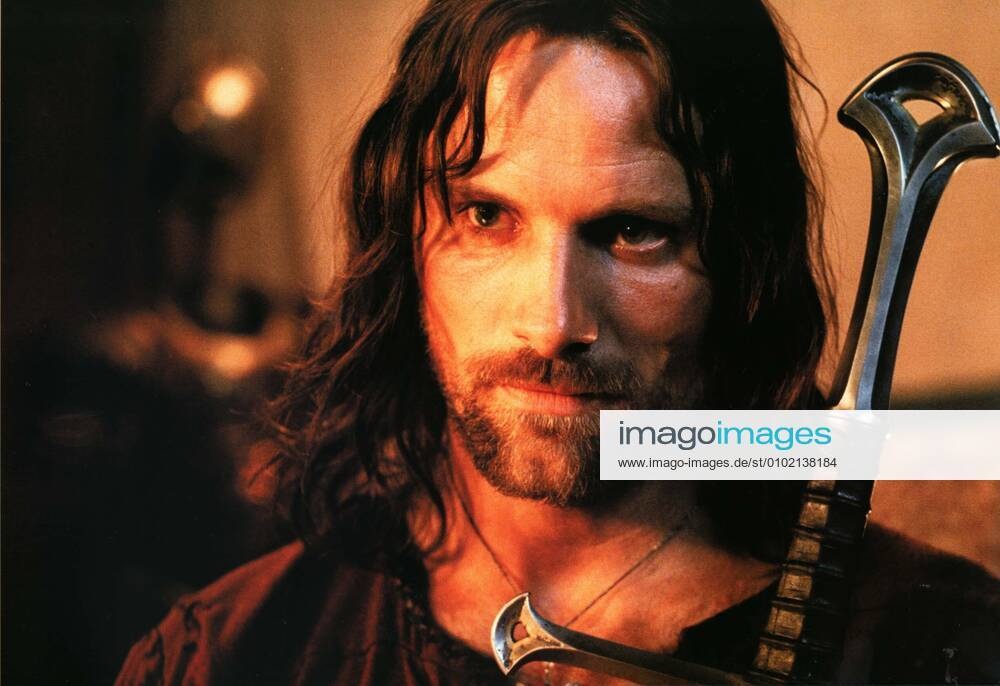 LORD OF THE RINGS: THE RETURN OF THE KING VIGGO MORTENSEN AS ARAGORN NEW LINE CINEMA Date: 2003. Strictly editorial use only in conjunction with the promotion of the film. Credit line mandatory. This image is copyright of the film company and is supplied under the terms of issue as film still. No commercial or book cover use permitted without prior consent from the film company. Mandatory credit line: Image courtesy Ronald Grant Archive Mary Evans