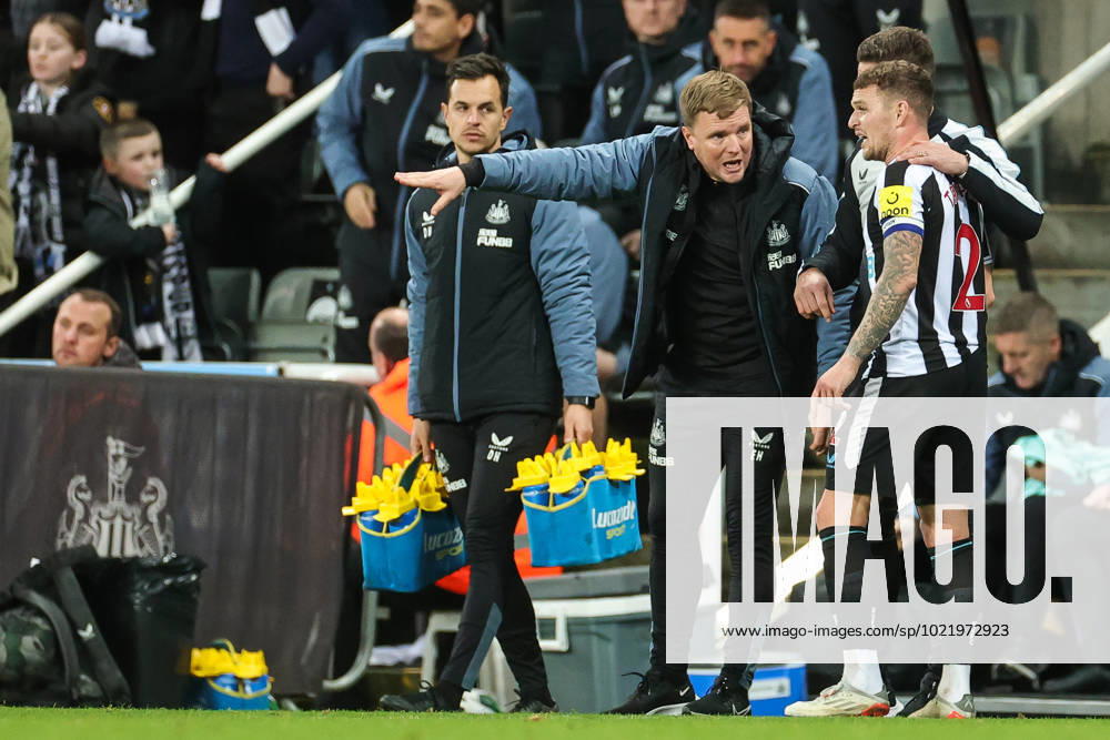 Carabao Cup Quarter Final Newcastle United v Leicester City Eddie Howe manager of Newcastle United gives Kieran Trippier 2 instructions during the Carabao Cup Quarter Final match Newcastle United vs Leicester City at St. James s Park, Newcastle, United Kingdom, 10th January 2023 (Photo by Mark Cosgrove News Images)