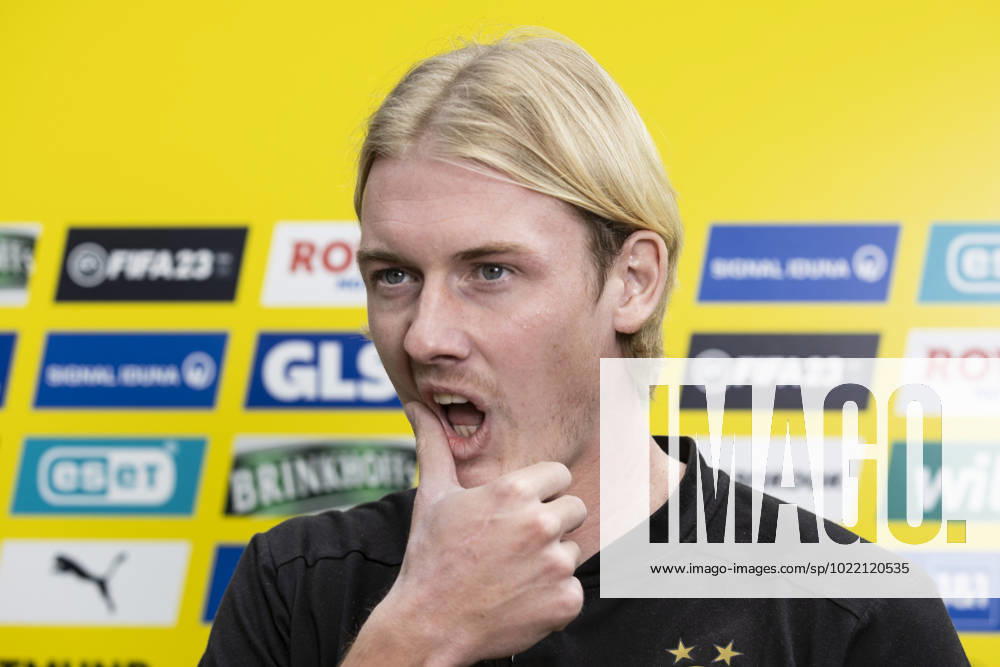 Fußball: 1. Bundesliga, Saison 2022 2023, Testspiel Borussia Dortmund - Fortuna Düsseldorf am 10.01.2023 in Marbella (Spanien). Julian Brandt stellt sich in der Medienrunde den Fragen der Journalisten
