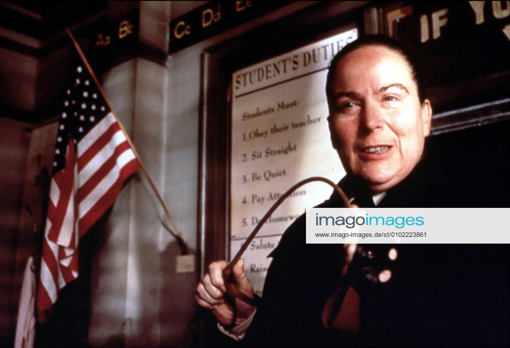 MATILDA PAM FERRIS Date: 1996. Strictly editorial use only in conjunction with the promotion of the film. Credit line mandatory. This image is copyright of the film company and is supplied under the terms of issue as film still. No commercial or book cover use permitted without prior consent from the film company. Mandatory credit line: Image courtesy Ronald Grant Archive Mary Evans