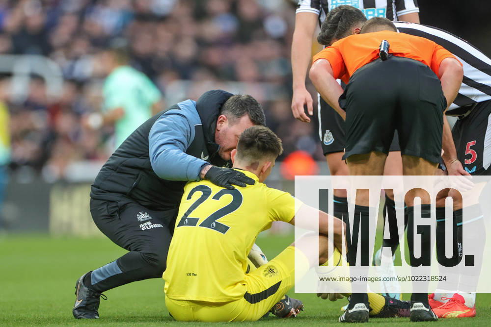 Premier League Newcastle United v Fulham Nick Pope 22 of Newcastle United receives medical treatment during the Premier League match Newcastle United vs Fulham at St. James s Park, Newcastle, United Kingdom, 15th January 2023 (Photo by Mark Cosgrove News Images) Newcastle St. James s Park Tyne and Wear United Kingdom