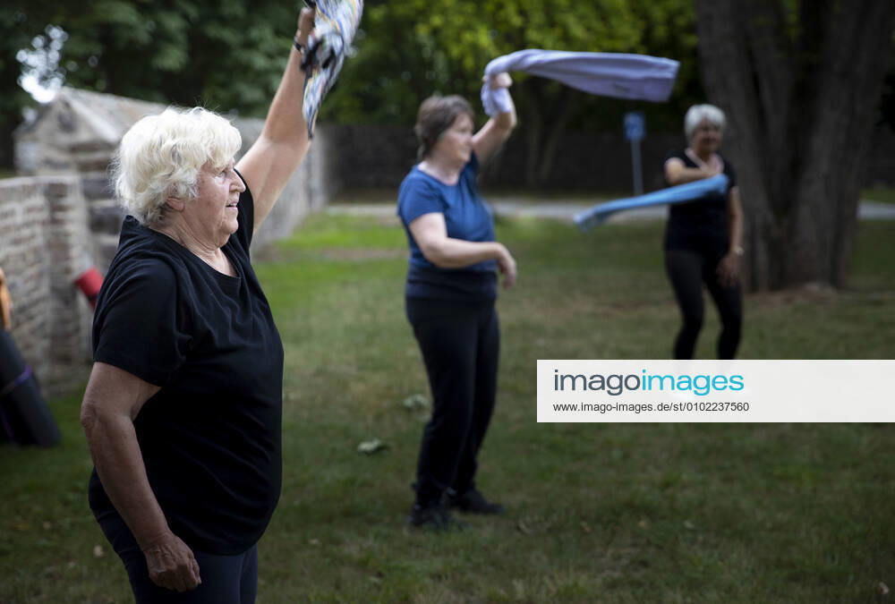 IMAGO Creative: Kulturelle Folgen der Pandemie: Gesundheitsbewußtsein und Alleinsein Frauensportgruppe macht Sport im Freien, Bonn, 15.06.2020. Bonn Deutschland