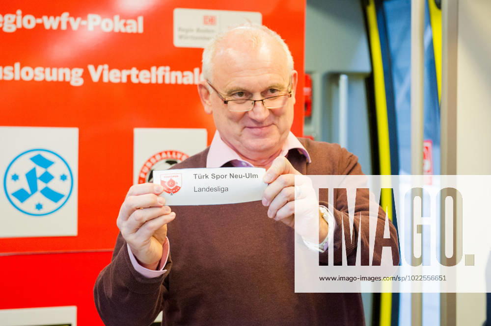 Harald Mueller (wfv-Spielausschuss- Vorsitzender) GER, Stuttgart, Auslosung für die Viertelfinal- und Halbfinal-Partien im DB Regio-wfv-Pokal der Herren 2022 23, 20.01.2023, Hauptbahnhof Stuttgart. Gleis 1 in einem Elektrotriebwagen der Baureihe 442 von Bombardier, der ueblicherweise auf der Gäu- bzw. Murrbahn verkehrt. GER, Stuttgart, DB Regio-wfv-Pokal der Herren 2022 23
